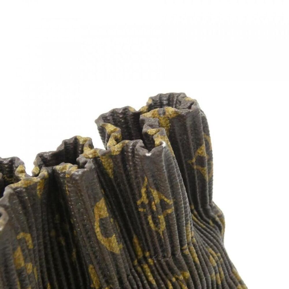 Louis Vuitton Monogram Pouch Explorer M62232 Shou… - image 3